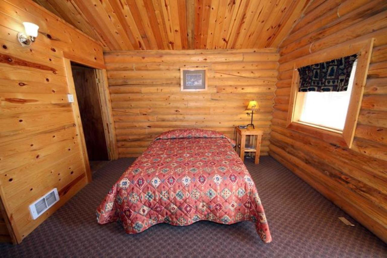 Bear Country Cabin #2 Hotel Saint Charles Bagian luar foto